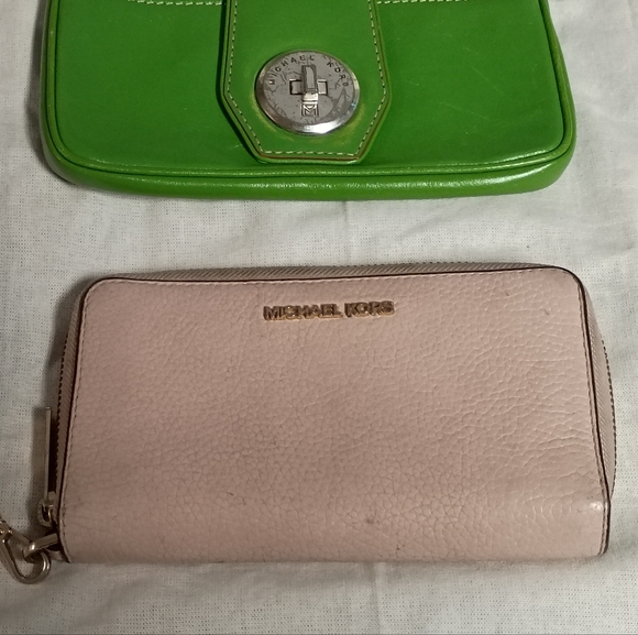 ❤️LOT 2 MICHAEL KORS Light Pink and Mela Green Clutch Wallets - Picture 2 of 12